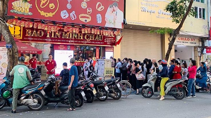 Nhiều người xếp hàng mua vàng ngày 11.11.2024. Ảnh: Phương Anh