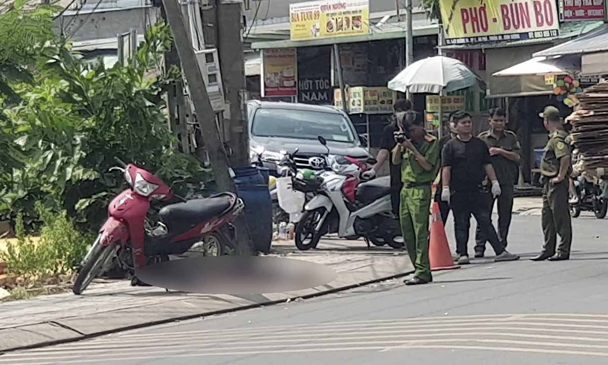 Scene of a man's death on the roadside in Binh Duong. Photo: Dinh Trong