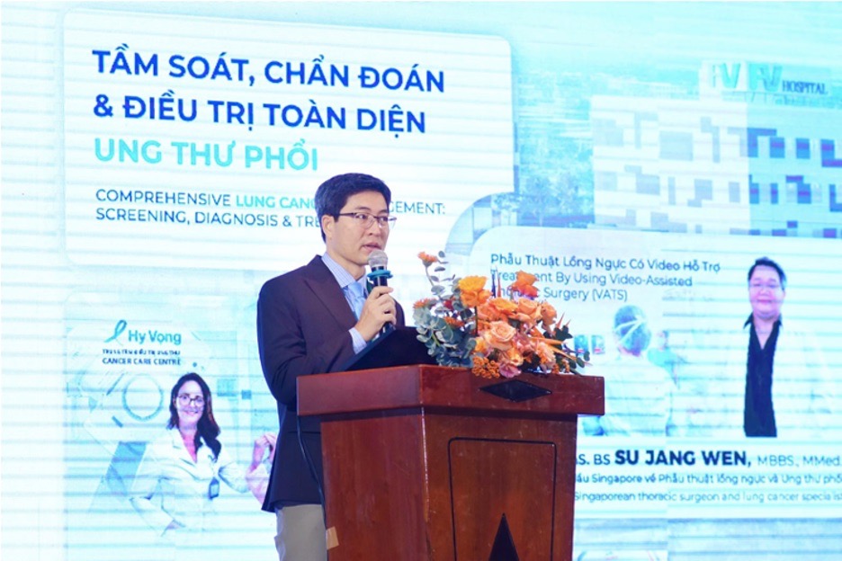 Các chuyên gia trực tiếp tham luận những phương pháp nhằm điều trị cho bệnh nhân ung thư. Ảnh: Mỹ Linh 