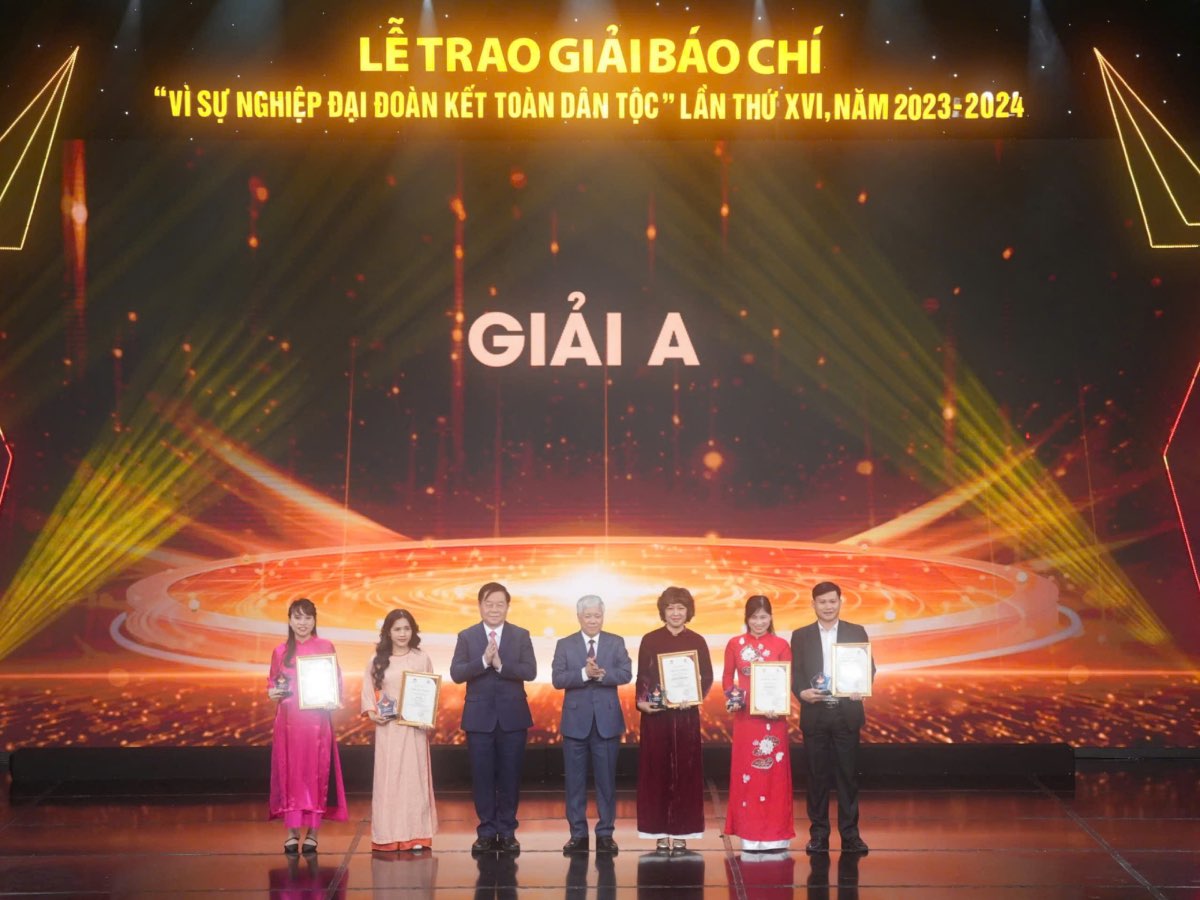 Uy vien Bo Chinh tri, Bi thu Trung uong Dang, Truong Ban Tuyen giao Trung uong Nguyen Trong Nghia va Uy vien Bo Chinh tri, Bi thu Trung uong Dang, Chu tich Uy ban Trung uong MTTQ Viet Nam Do Van Chien trao giai cho cac tac gia, nhom tac gia doat Giai A. Anh: Huu Chanh