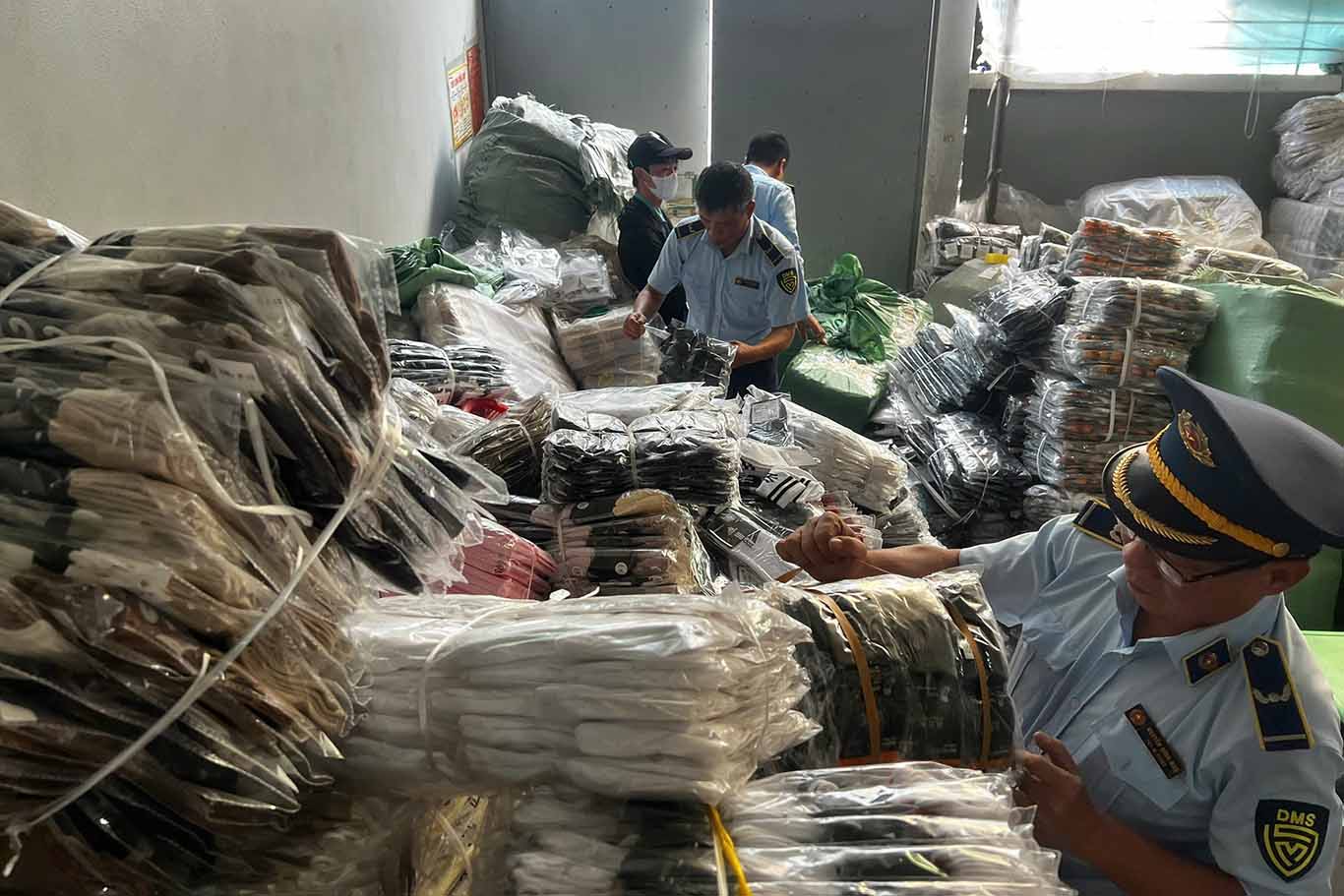 Authorities inspect the warehouse of illegal goods. Because illegal goods are mixed with permitted goods, the statistics take a long time. Photo: Hanoi Market Management Department