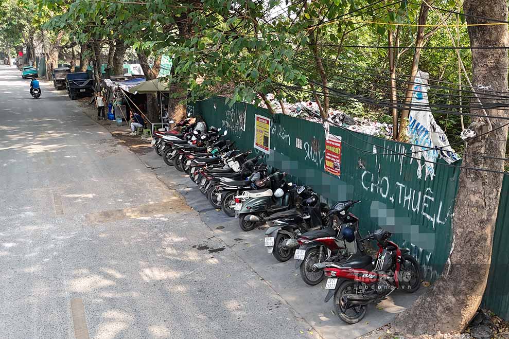 Hàng rào tôn quanh khu đất khu đô thị mới Phùng Khoang trên đường nội khu tháng 11/2024