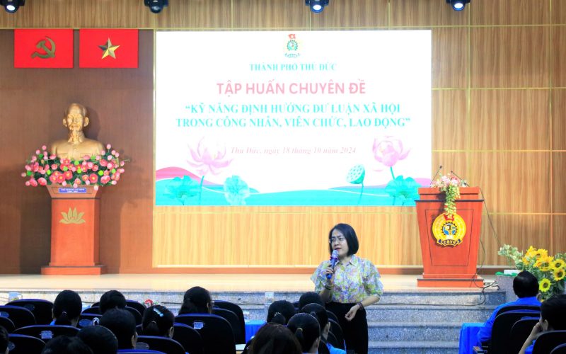 Reporter, Master Ho Thi Thuy (Propaganda Department of Ho Chi Minh City Party Committee) conveyed some general issues on public opinion work. Photo: Thu Duc City Labor Federation