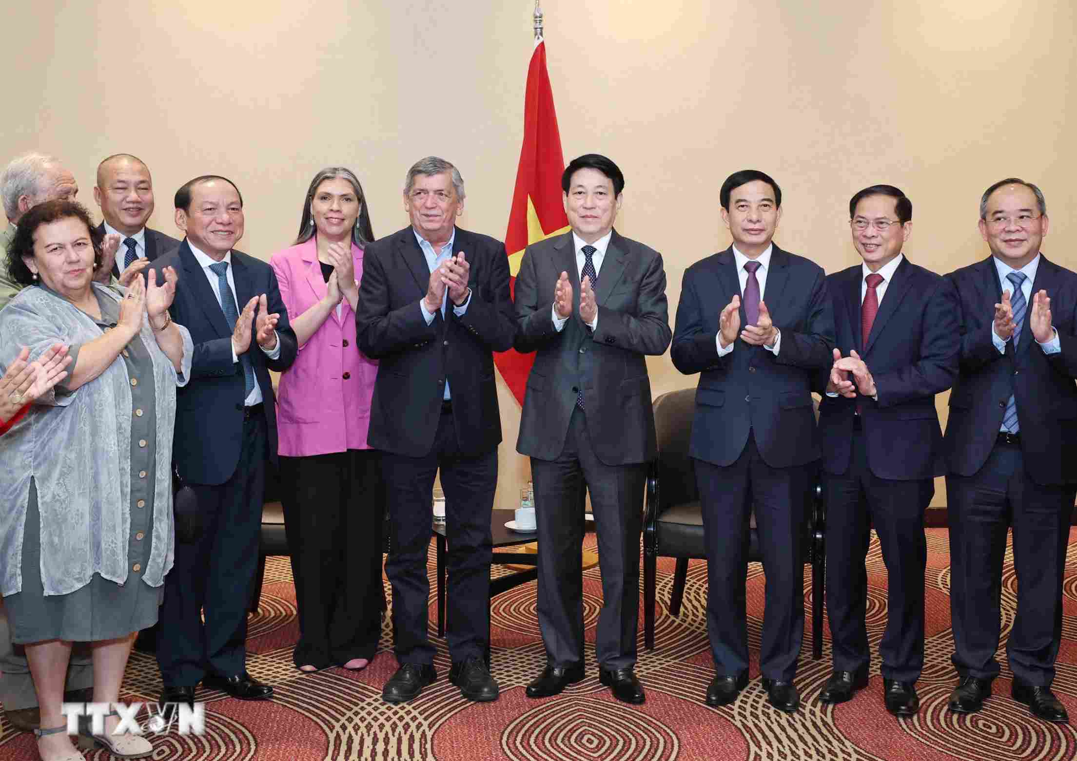 Politburo member and President Luong Cuong, President of the Communist Party of Chile Lautaro Carmona Soto (left) and delegates. Photo: VNA