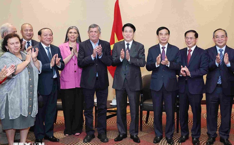 Politburo member and President Luong Cuong, President of the Communist Party of Chile Lautaro Carmona Soto (left) and delegates. Photo: VNA