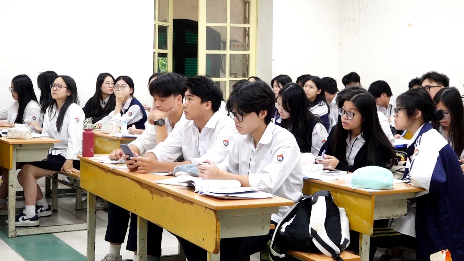12th grade students of Viet Duc High School (Hanoi) during review class. Photo: Trang Ha