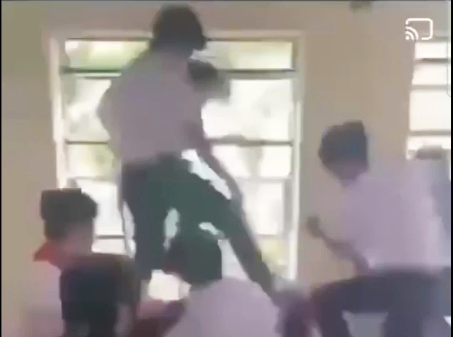 Proposed disciplinary warning for principal in Vinh Long for deliberately concealing student fight. Photo: Cut from clip circulating on social media/Yen Phuong