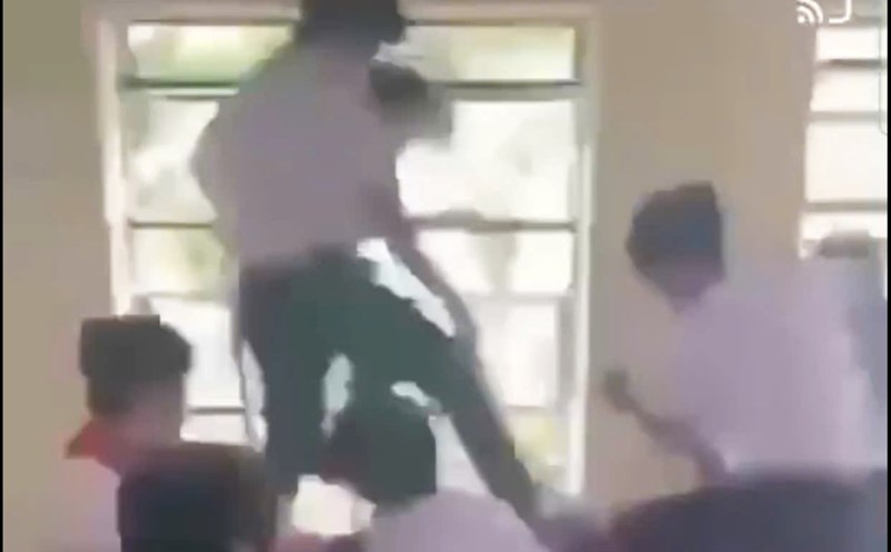 Proposed disciplinary warning for principal in Vinh Long for deliberately concealing student fight. Photo: Cut from clip circulating on social media/Yen Phuong