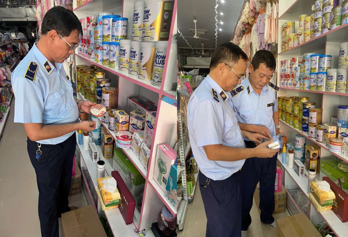The delegation is inspecting goods at the store of business household T.V.H. Photo: Thai Binh Province Market Management Department
