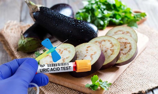 Người có axit uric cao nên bổ sung cà tím vào chế độ ăn uống. Đồ họa: Hạ Mây