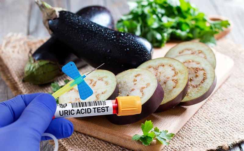 People with high uric acid should add eggplant to their diet. Graphics: Ha May