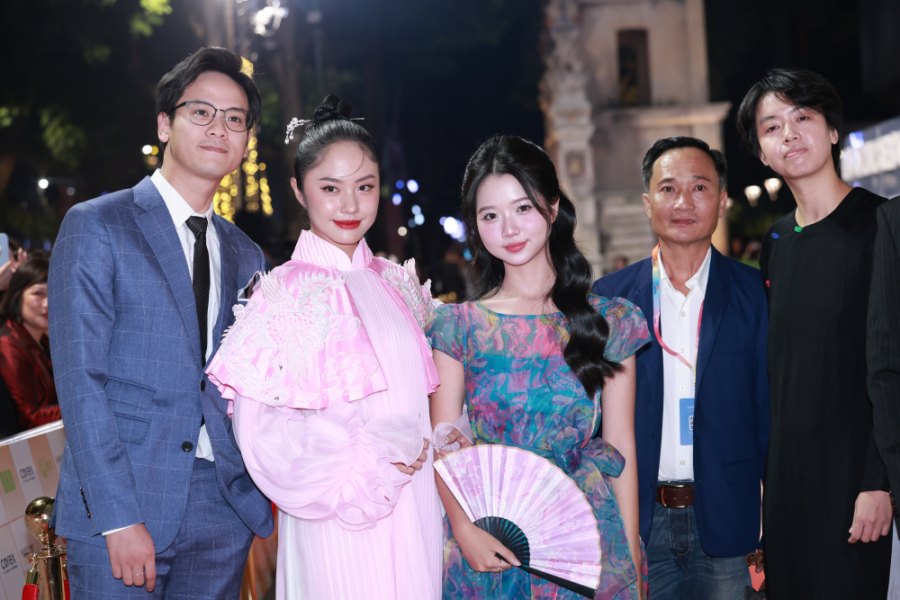 Doan phim Cam nhan duoc su co vu nong nhiet tu khan gia. Dien vien Lam Thanh My (giua) chia se co hao hung vi rat lau roi moi co co hoi tham du mot lien hoan phim. Nu chinh phim Cam noi vai dien Cam la mot thu thach va cung la buoc tien trong su nghiep dien xuat.