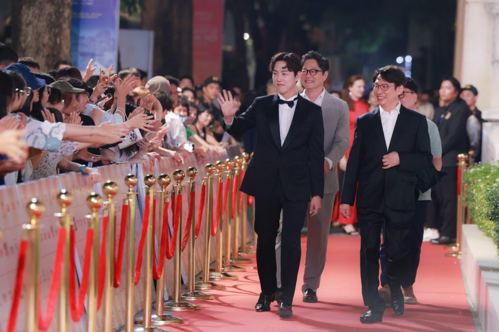 Dan sao phim Tinh yeu vinh cuu gom dien vien Yoon Jin Seo, Park Sung Hyun va cac thanh vien trong e-kip.   