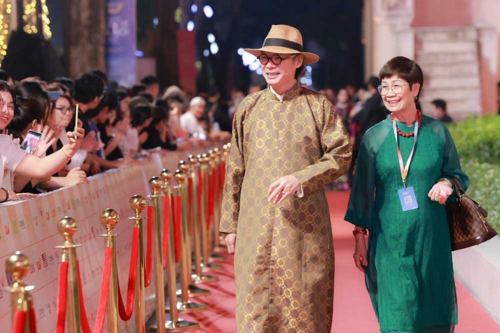Bien kich Hong Ngat va NSND Tran Luc mac ao dai du tham do. 