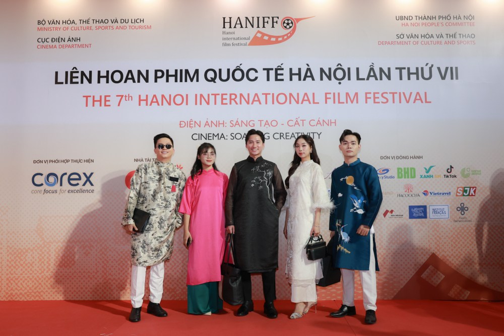 Voi chu de “Dien anh: Sang tao - Cat canh”, Lien hoan phim Quoc te Ha Noi 2024 la su ket hop an tuong giua di san truyen thong va hoi tho hien dai, tao dau an manh me voi gioi lam phim va khan gia quoc te.  