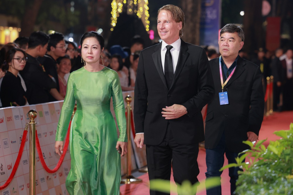 Ban giam khao phim dai dan doan boi nha san xuat phim Hoa Ky William Pfeiffer (Chu tich ban giam khao) cung cac thanh vien mo dau tham do.  