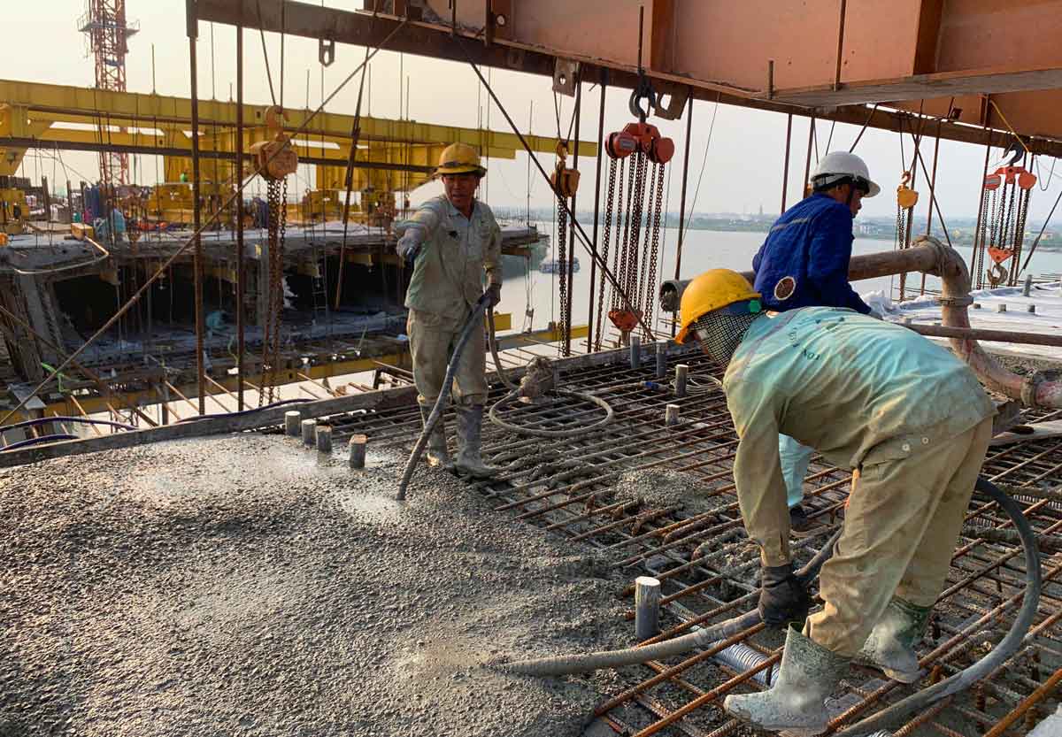 Workers rush to construct the Day River overpass connecting Nam Dinh - Ninh Binh. Photo: Luong Ha