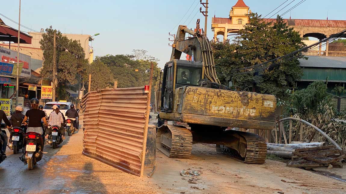 Công nhân và máy móc thi công tại dự án.