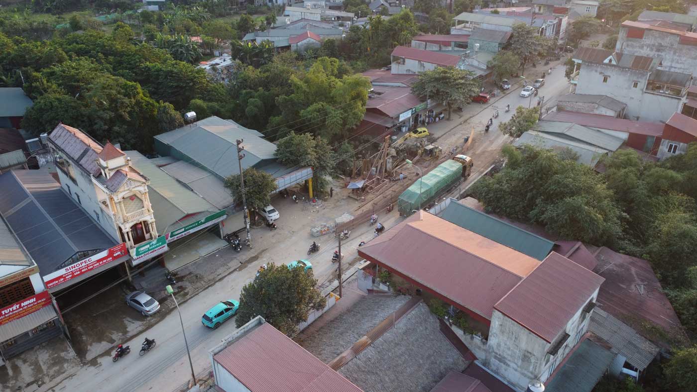 Các phương tiện di chuyển qua tuyến đường.