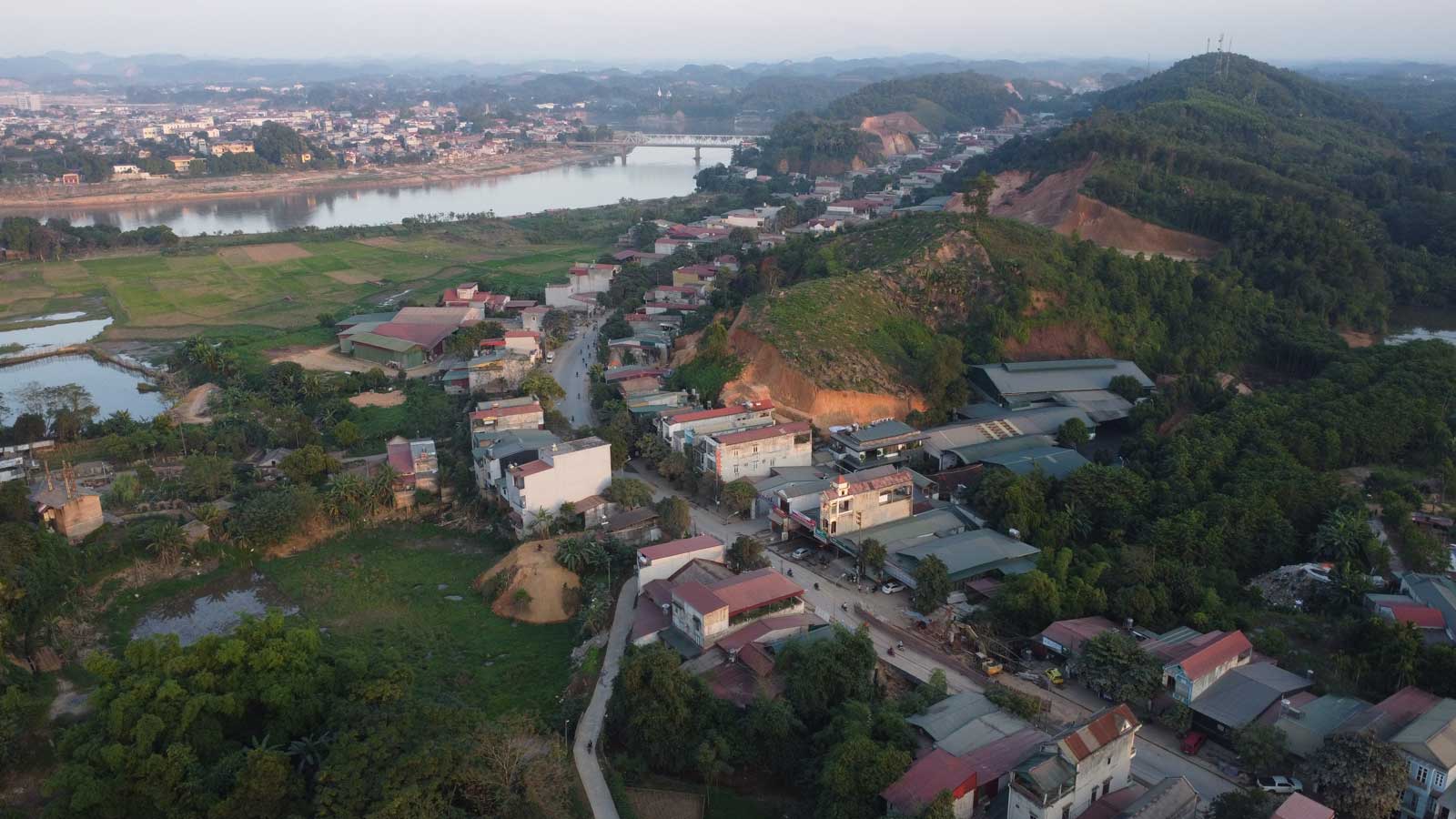 Tuyến đường được nâng cấp sẽ bảo đảm an toàn giao thông trên tuyến, phục vụ nhu cầu đi lại của người dân. 