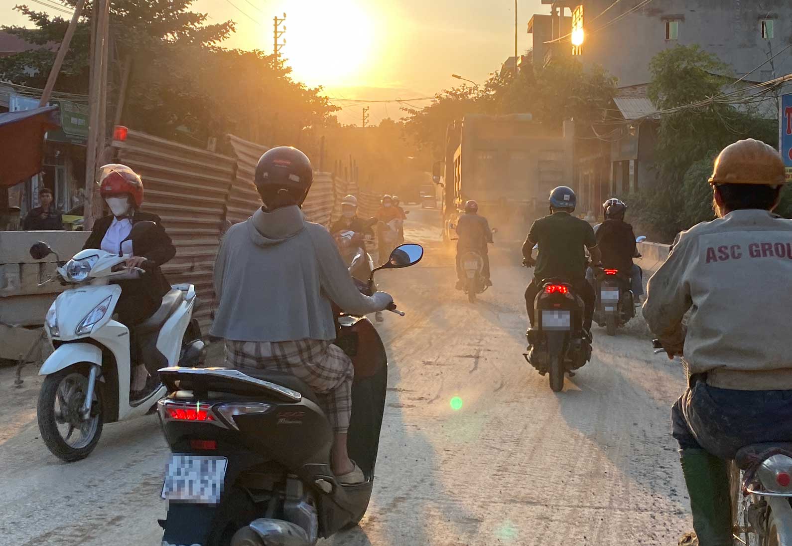 Người dân di chuyển khá khó khăn trên tuyến đường Quốc lộ 37, đoạn qua xã Giới Phiên, TP Yên Bái. Ảnh: Trần Bùi