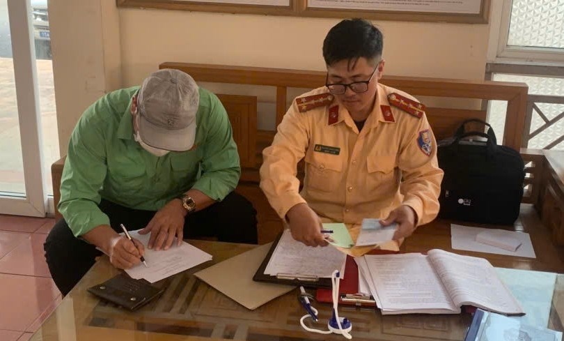 Lực lượng chức năng làm việc với lái xe vi phạm. Ảnh: Công an Hải Phòng