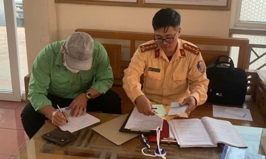 Lực lượng chức năng làm việc với lái xe vi phạm. Ảnh: Công an Hải Phòng