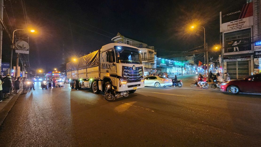 The scene of the collision between a truck and a motorbike that crushed both of a man's legs. Photo: Bao Lam