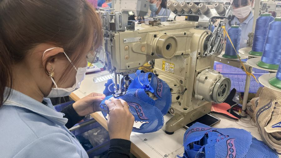 Shoe sewing workers at a company in Ham Kiem II Industrial Park (Binh Thuan). Photo: Duy Tuan