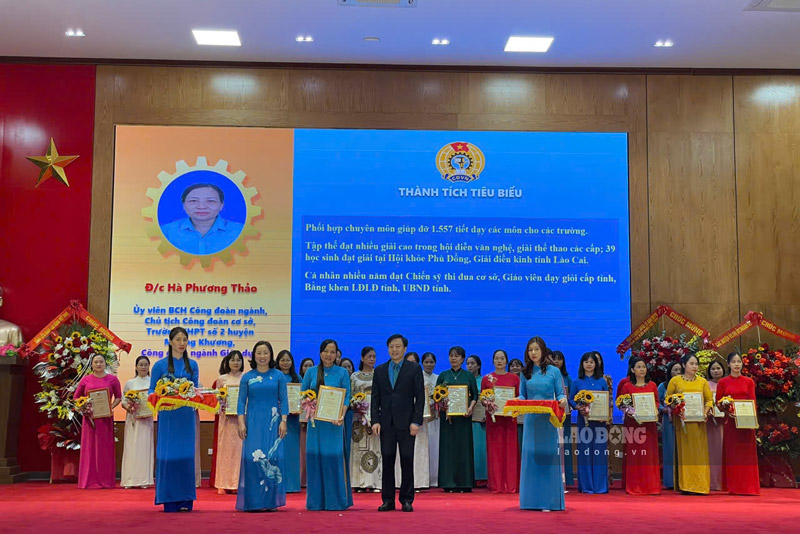 Awarding certificates of merit and congratulating individuals and groups of Lao Cai union members. Photo: Dinh Dai