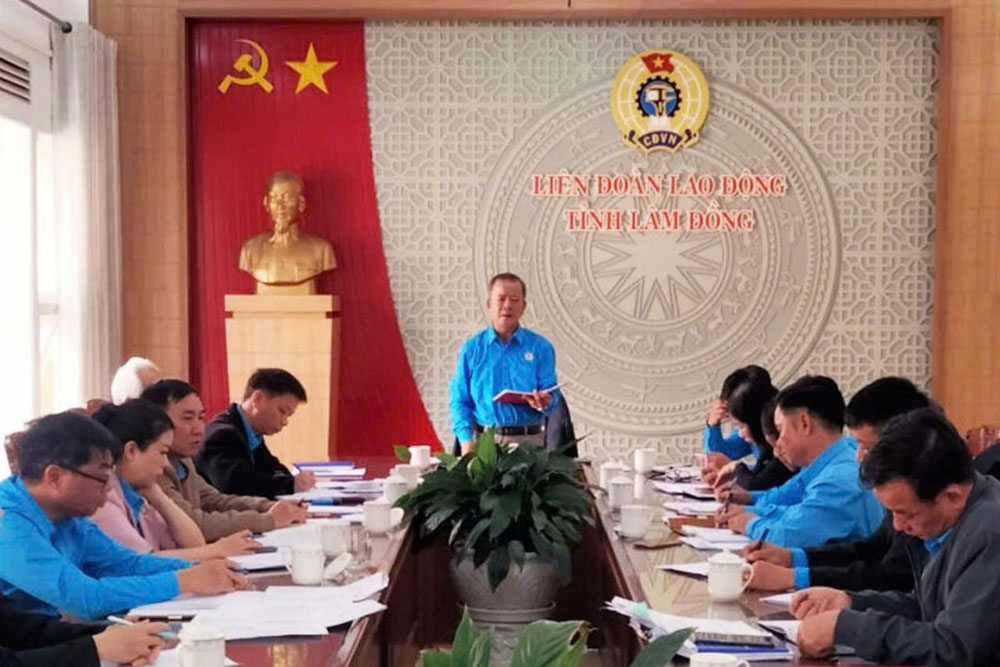 Mr. Hoang Lien - Chairman of Lam Dong Provincial Labor Federation - directed the preparation work for the establishment of the new Da Huoai District Labor Federation. Photo: Duc Lam