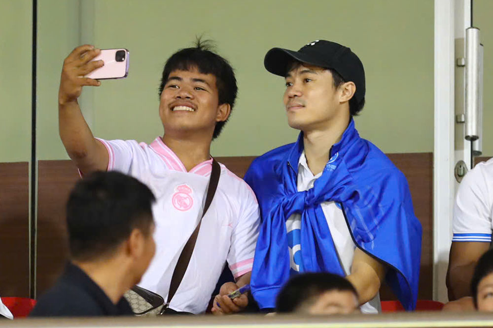 Van Toan sat in the stands during the match between Nam Dinh and Ho Chi Minh City on the evening of November 11. Photo: Thanh Vu