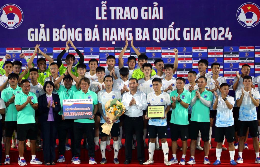 With an unbeaten record and topping Group A of the National Third Division Football League, Quang Ninh FC is certain to be promoted to the Second Division next season. Photo: Ha Phong
