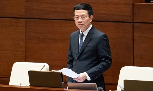 Bộ trưởng Bộ Thông tin và Truyền thông Nguyễn Mạnh Hùng cho biết, gần đây, các địa phương cũng bắt đầu hình thành các trung tâm chống tin giả ở cấp địa phương. Ảnh: Quochoi.vn