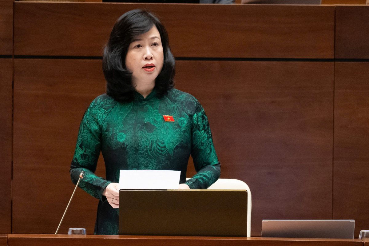 Minister of Health Dao Hong Lan answers questions about solutions to manage the purchase and sale of prescription drugs. Photo: Pham Thang