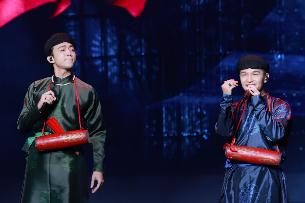 Soobin and Cuong Seven perform "Drum Rice". Photo: Hai Nguyen