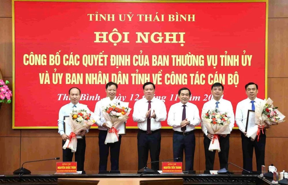 Mr. Do Nhu Lam (2nd from right) - Director of Thai Binh Department of Information and Communications was transferred and assigned to hold the position of Deputy Head of the Propaganda Department of Thai Binh Provincial Party Committee. Photo: Nam Hong