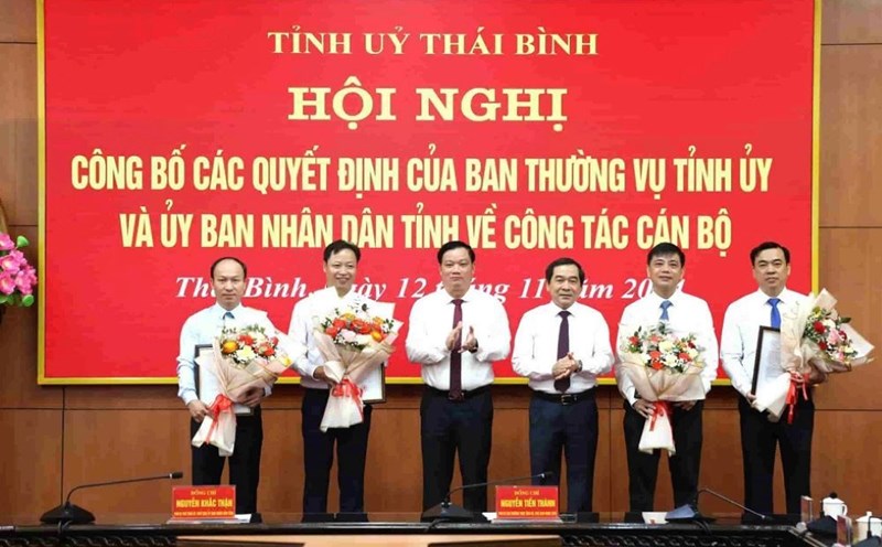 Mr. Do Nhu Lam (2nd from right) - Director of Thai Binh Department of Information and Communications was transferred and assigned to hold the position of Deputy Head of the Propaganda Department of Thai Binh Provincial Party Committee. Photo: Nam Hong