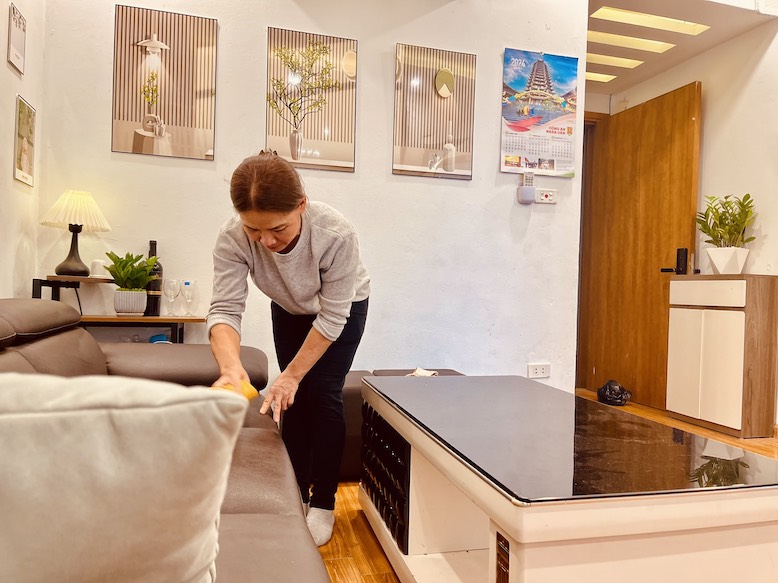 Online house cleaning services help thousands of seasonal workers increase their income. Photo: Le Hoa