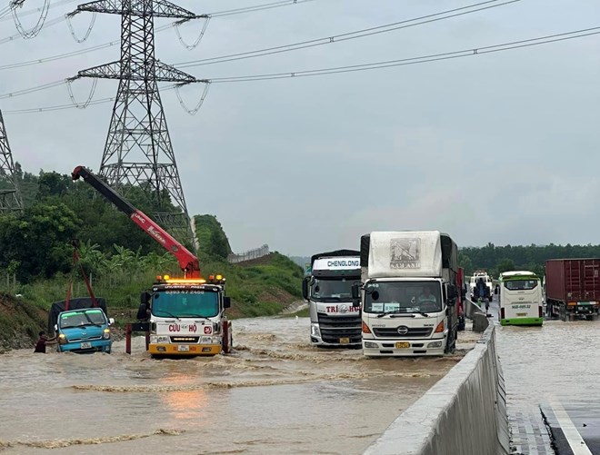 Phan Thiet - Dau Giay Expressway flooded on July 29, 2023. Photo: Pham Duy