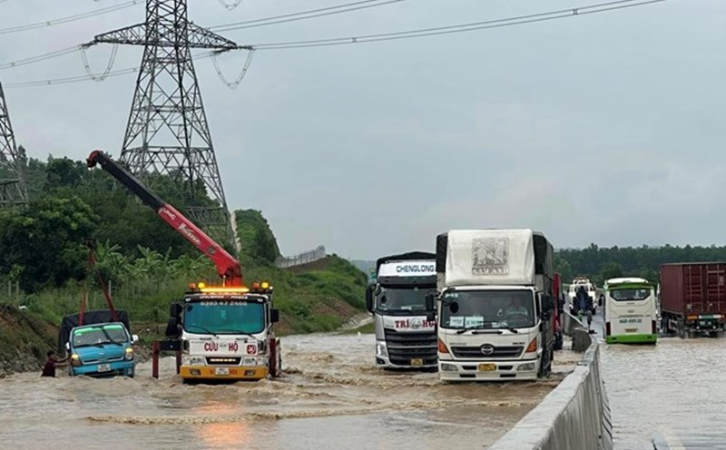 Phan Thiet - Dau Giay Expressway flooded on July 29, 2023. Photo: Pham Duy