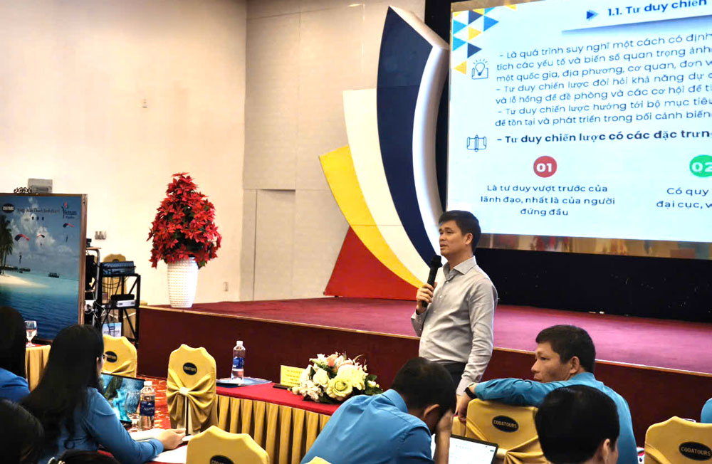 Mr. Ngo Duy Hieu - Vice President of the Vietnam General Confederation of Labor - presented the topic of the new situation and skills to implement current propaganda activities. Photo: Tuong Minh