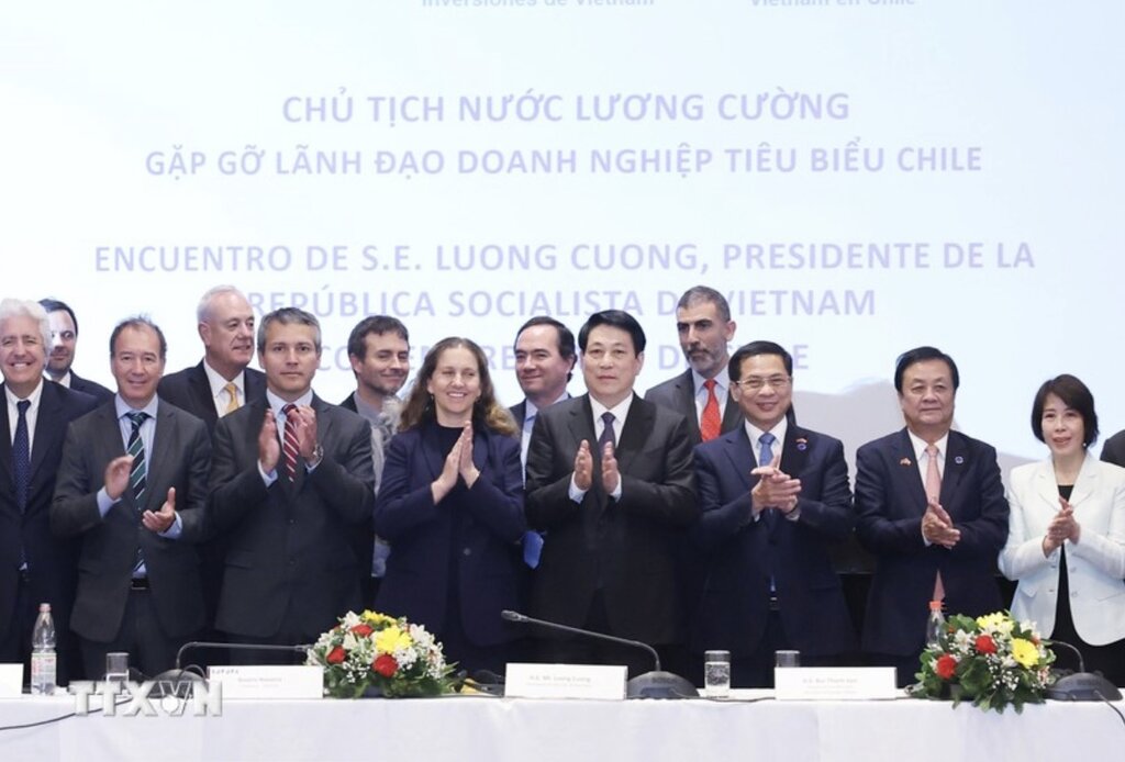 President Luong Cuong and leaders of typical enterprises of the Chilean Production Promotion Association (SOFOFA). Photo: VNA