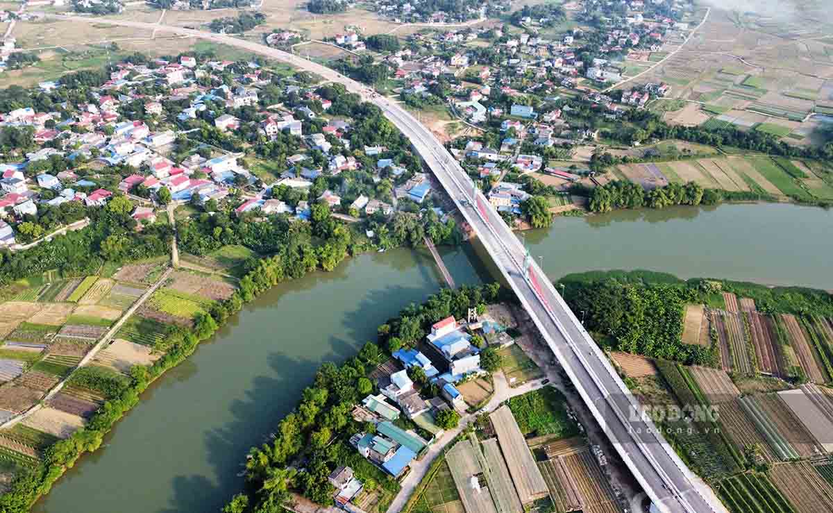 Series of hundred billion bridges in Thai Nguyen City. Photo: Lam Thanh