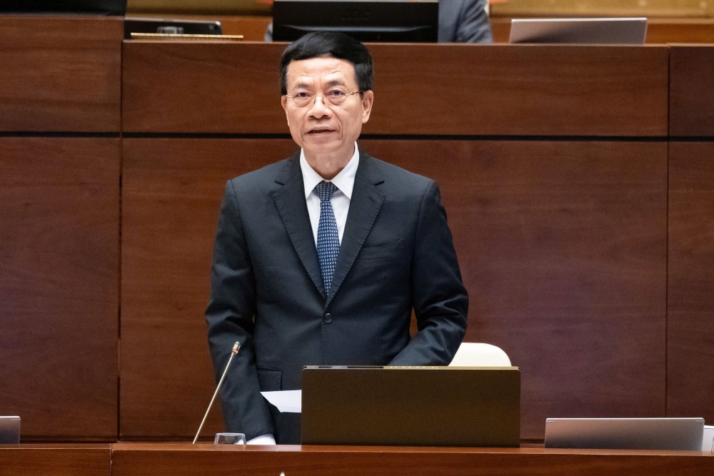 Minister of Information and Communications Nguyen Manh Hung answers questions. Photo: Pham Thang