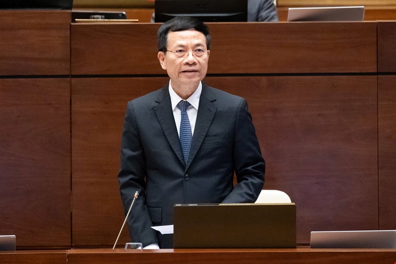 Minister of Information and Communications Nguyen Manh Hung said that when he went to change his glasses, he was asked where he lived and what he did for a living. Photo: Quochoi.vn