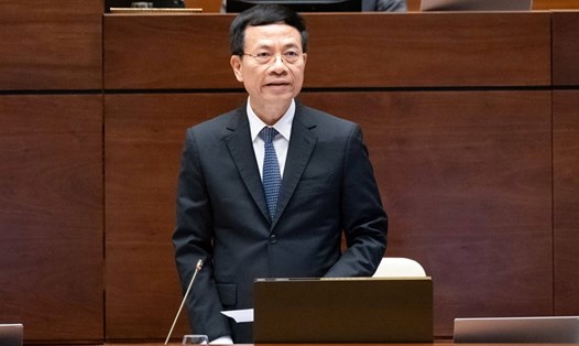 Bộ trưởng Bộ thông tin và Truyền thông Nguyễn Mạnh Hùng cho biết, khi đi thay kính cũng bị hỏi nhà ở đâu, làm nghề gì. Ảnh: Quochoi.vn