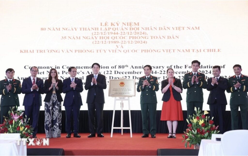 President Luong Cuong, Minister of National Defense Phan Van Giang and delegates perform the opening ceremony of the Vietnam Defense Attache Office in Chile. Photo: VNA
