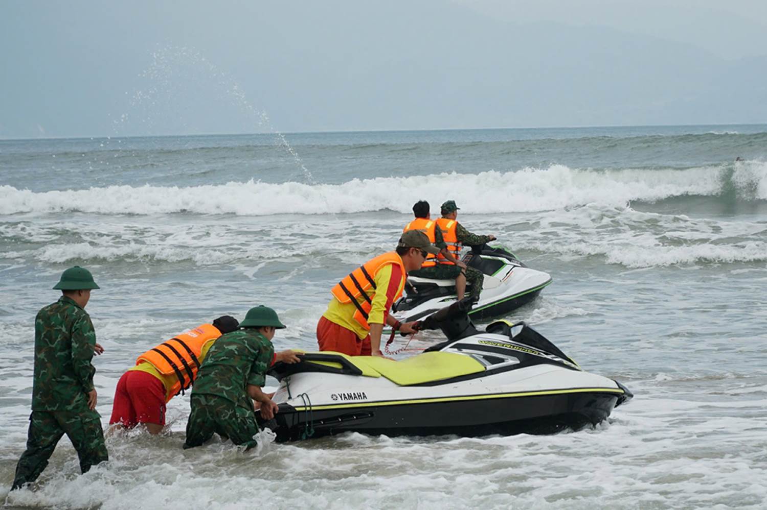 Da Nang Border Guard used canoes to search for the victim. Photo: Long Thanh