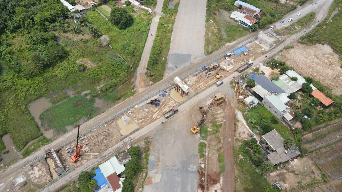 A section of the Bien Hoa - Vung Tau Expressway component 3 project (phase 1) is being urgently constructed. Photo: Khanh Lam